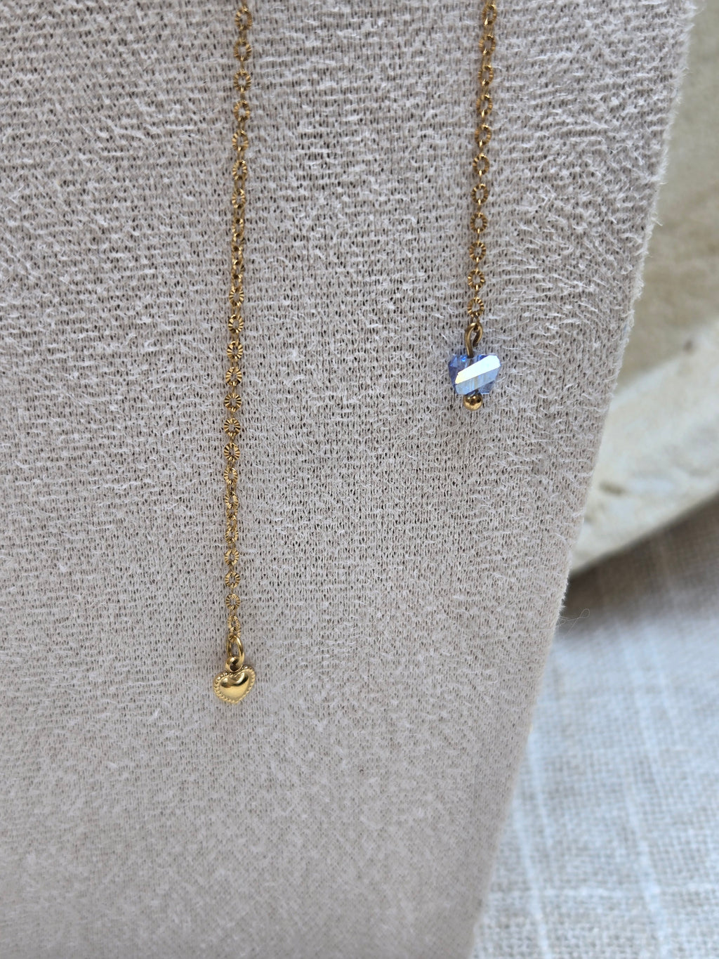 Collier AMARA – Cœur Doré & Cristal Bleu