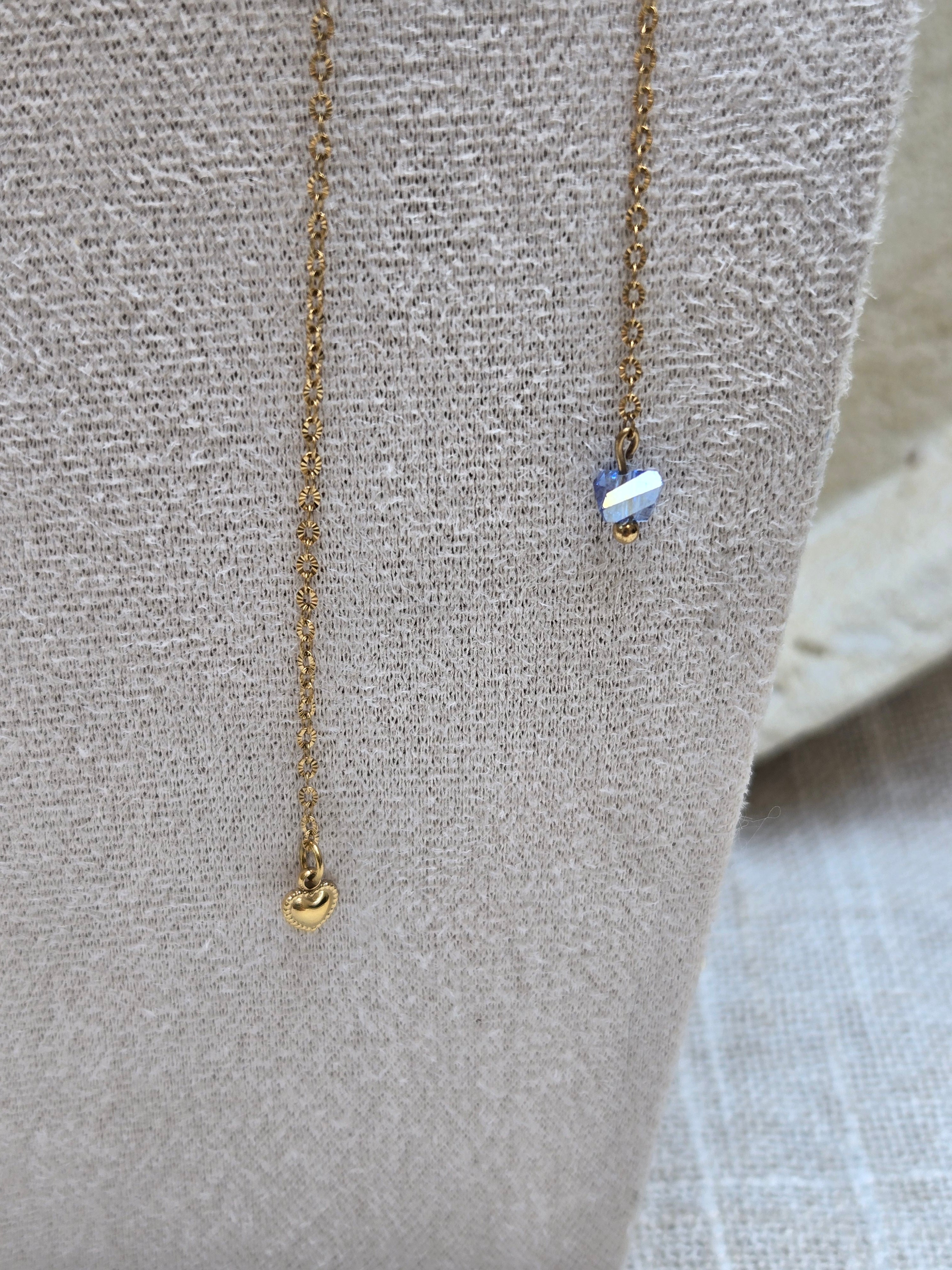 Collier AMARA – Cœur Doré & Cristal Bleu | Bijou Fait Main