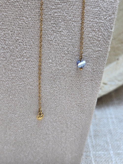 Collier AMARA – Cœur Doré & Cristal Bleu | Bijou Fait Main