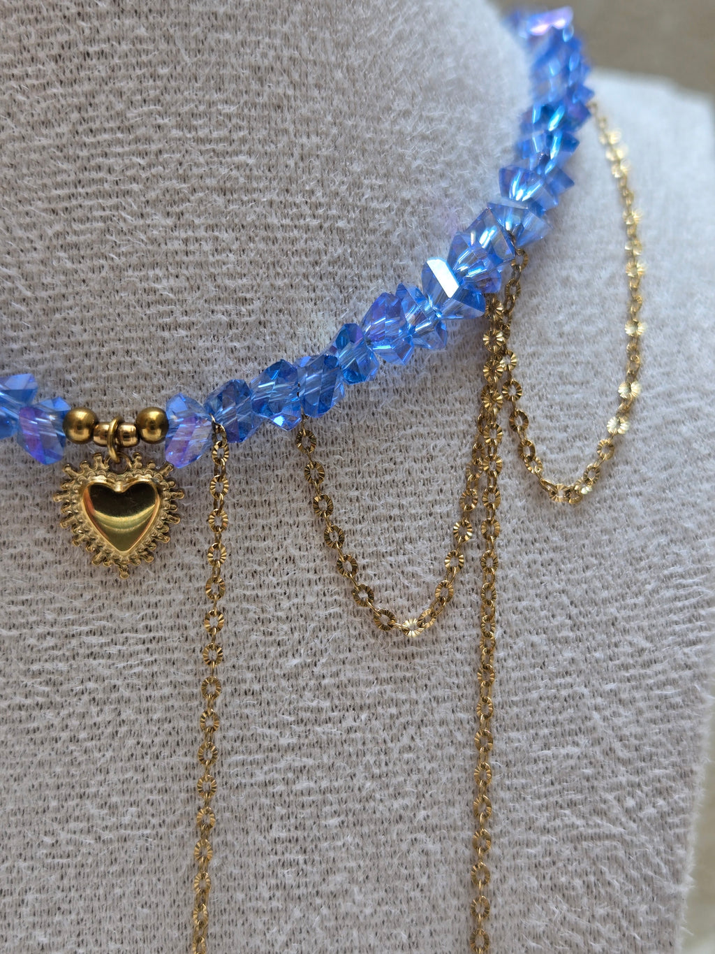 Collier AMARA – Cœur Doré & Cristal Bleu