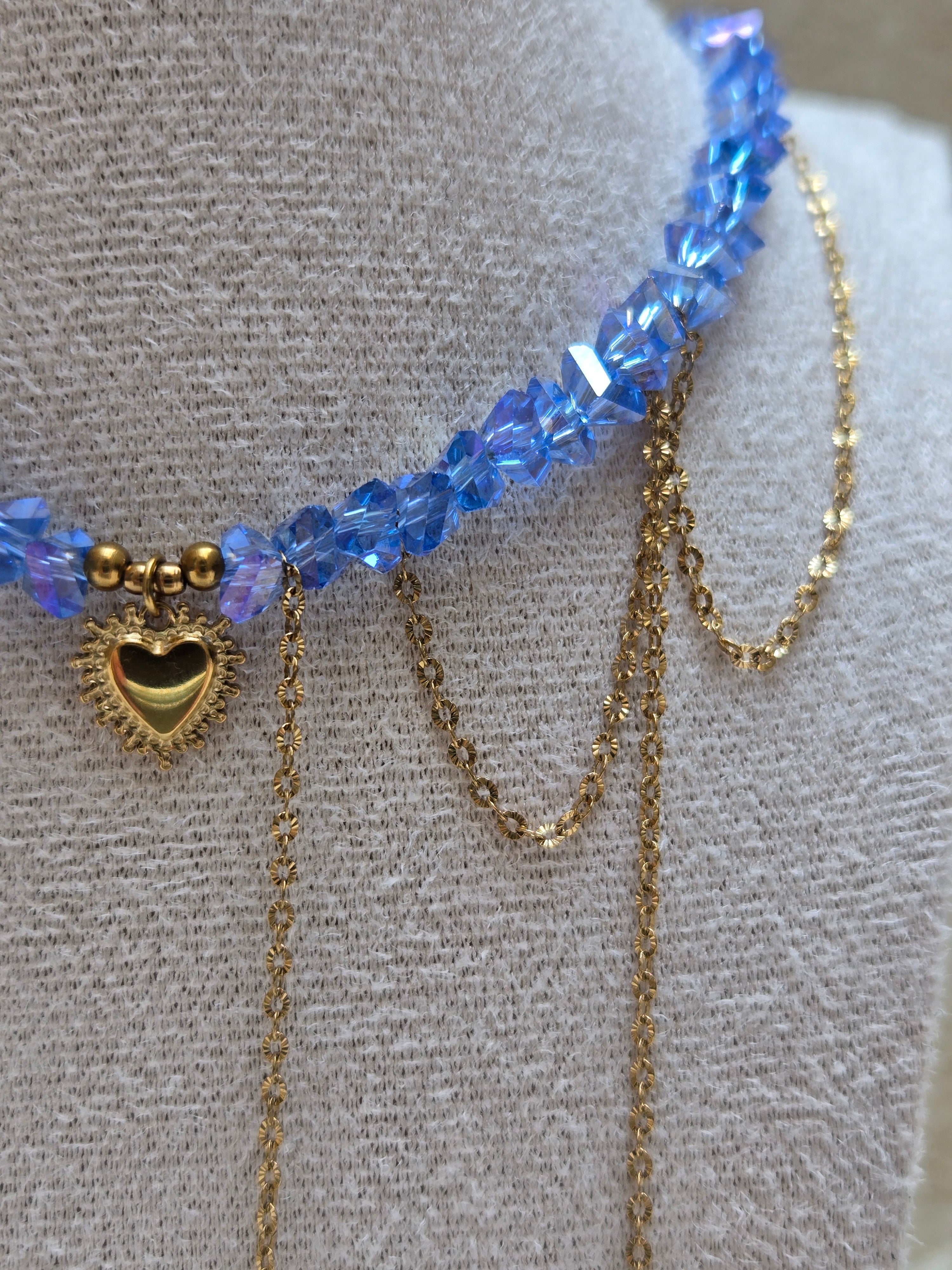 Collier AMARA – Cœur Doré & Cristal Bleu | Bijou Fait Main