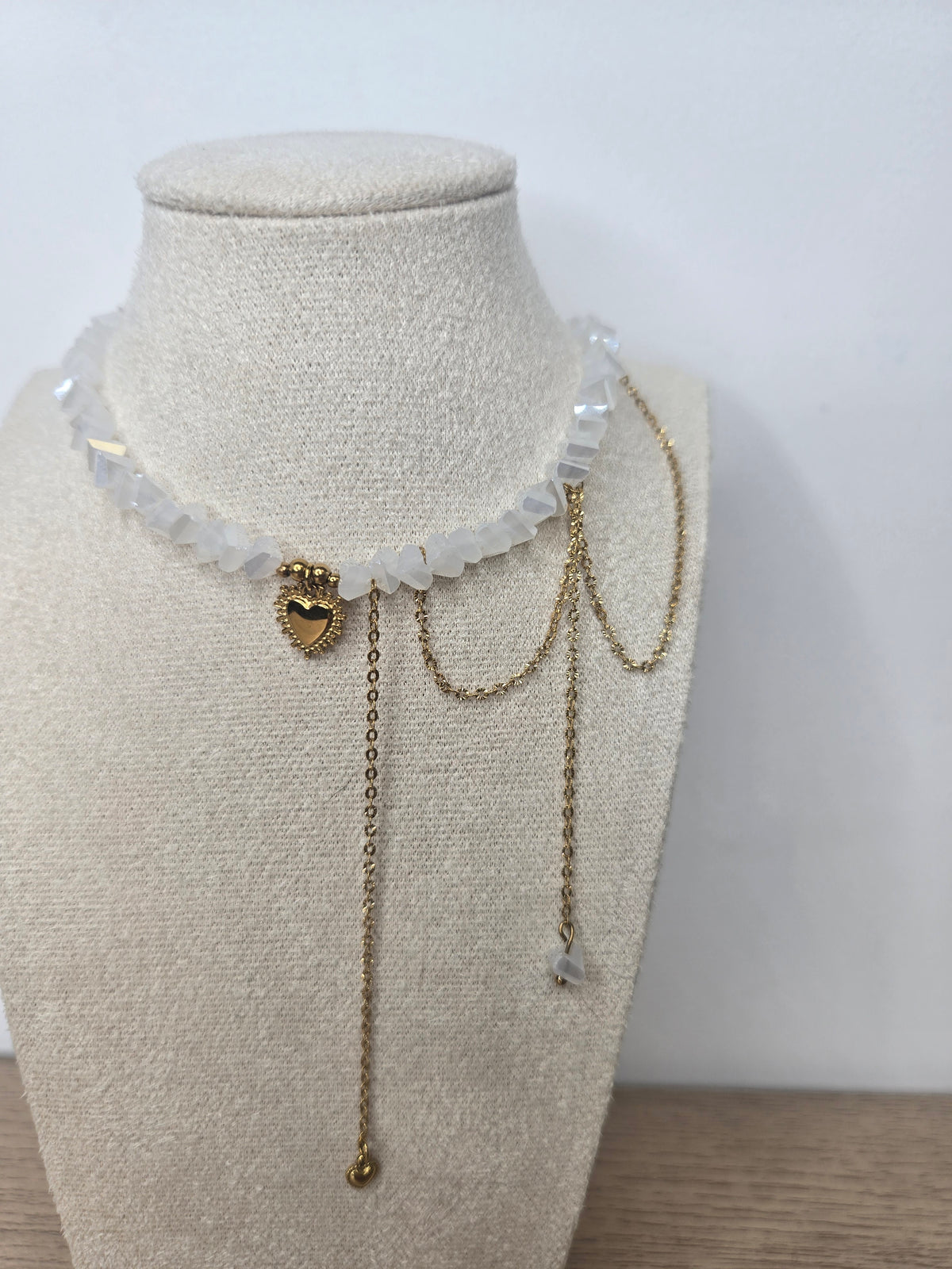 Collier AMARA – Cœur Doré & Cristal Blanc
