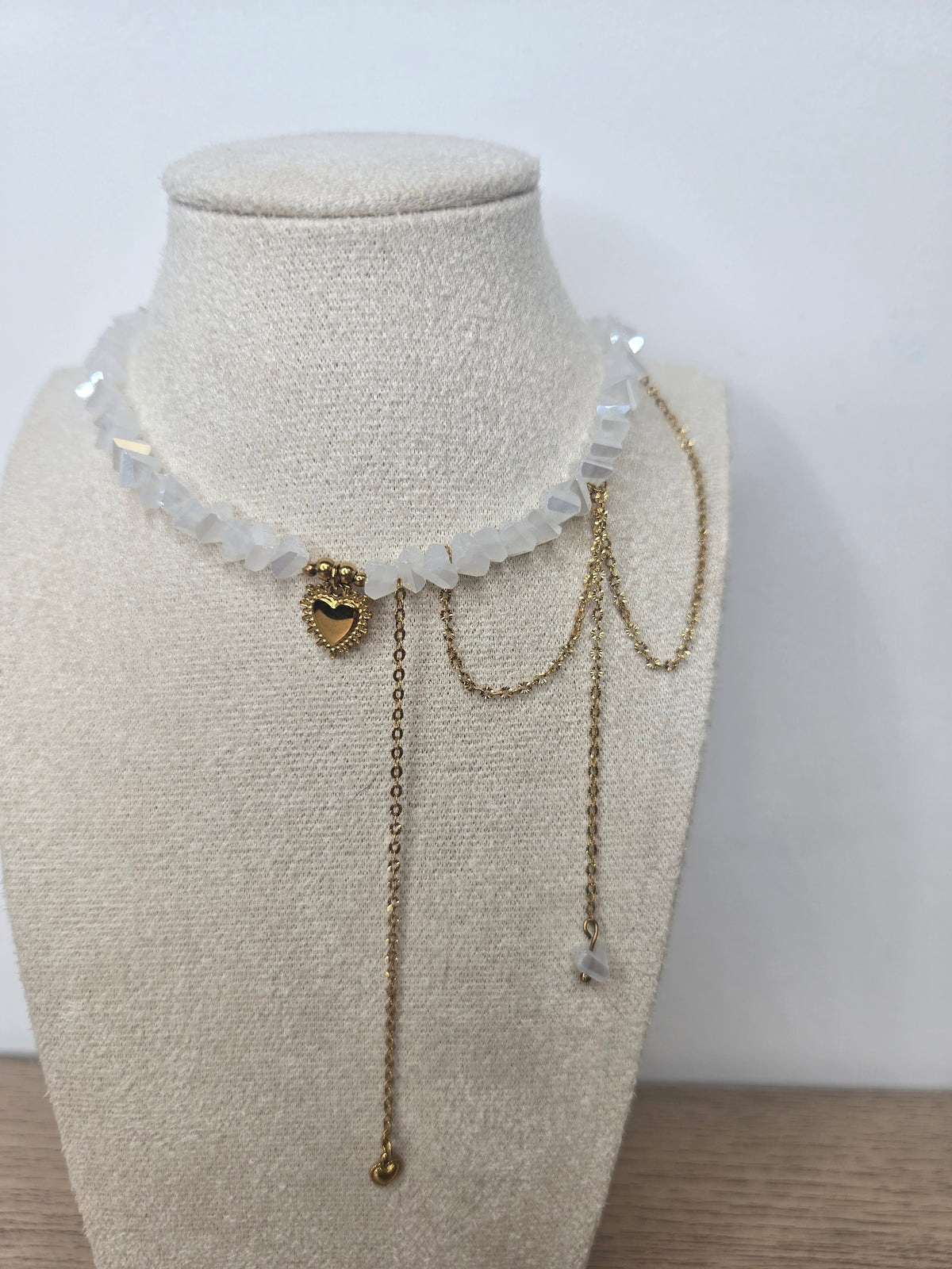 Collier AMARA – Cœur Doré & Cristal Blanc