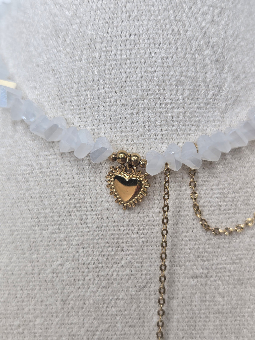 Collier AMARA – Cœur Doré & Cristal Blanc