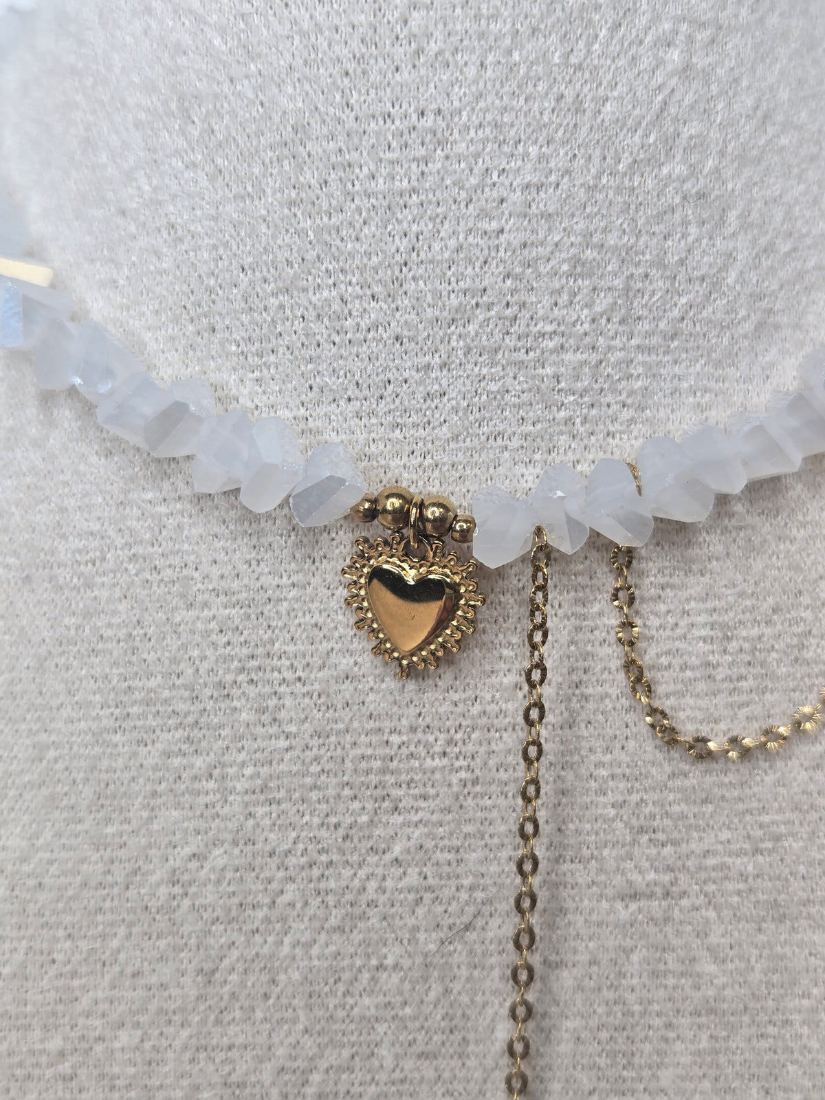 Collier AMARA – Cœur Doré & Cristal Blanc