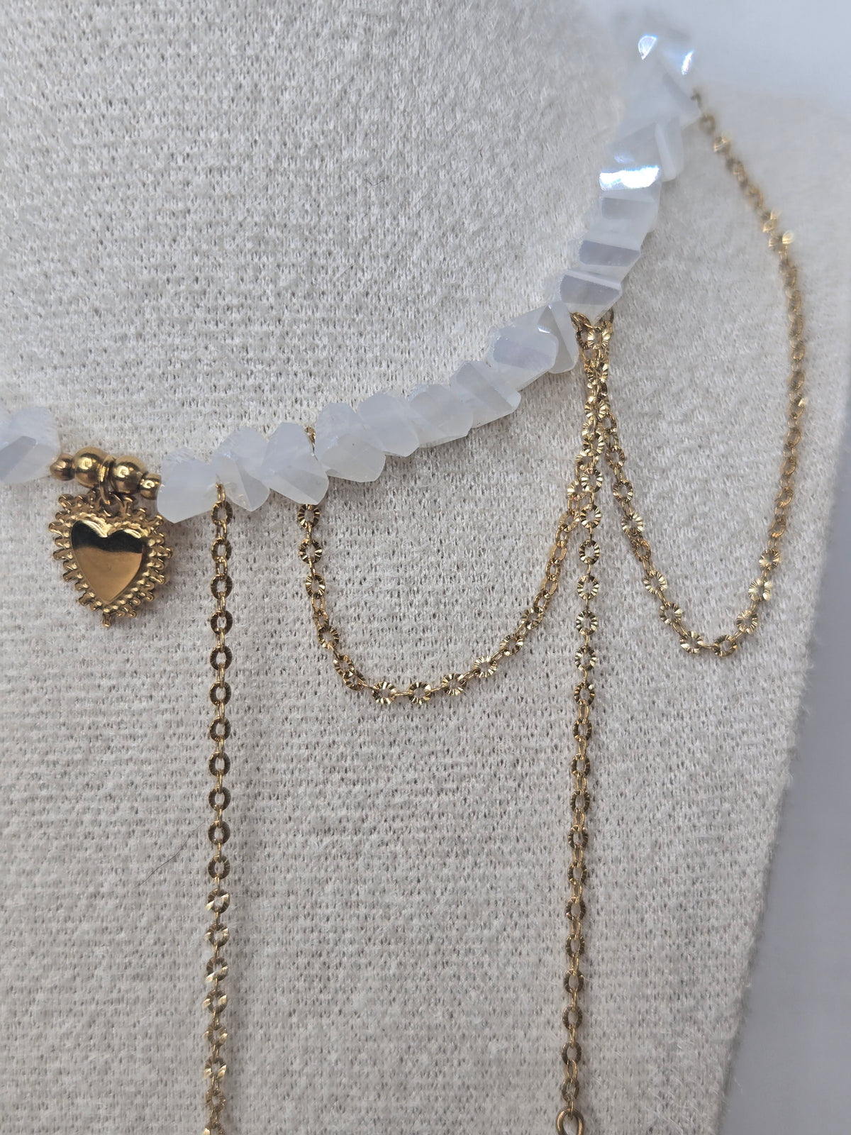 Collier AMARA – Cœur Doré & Cristal Blanc