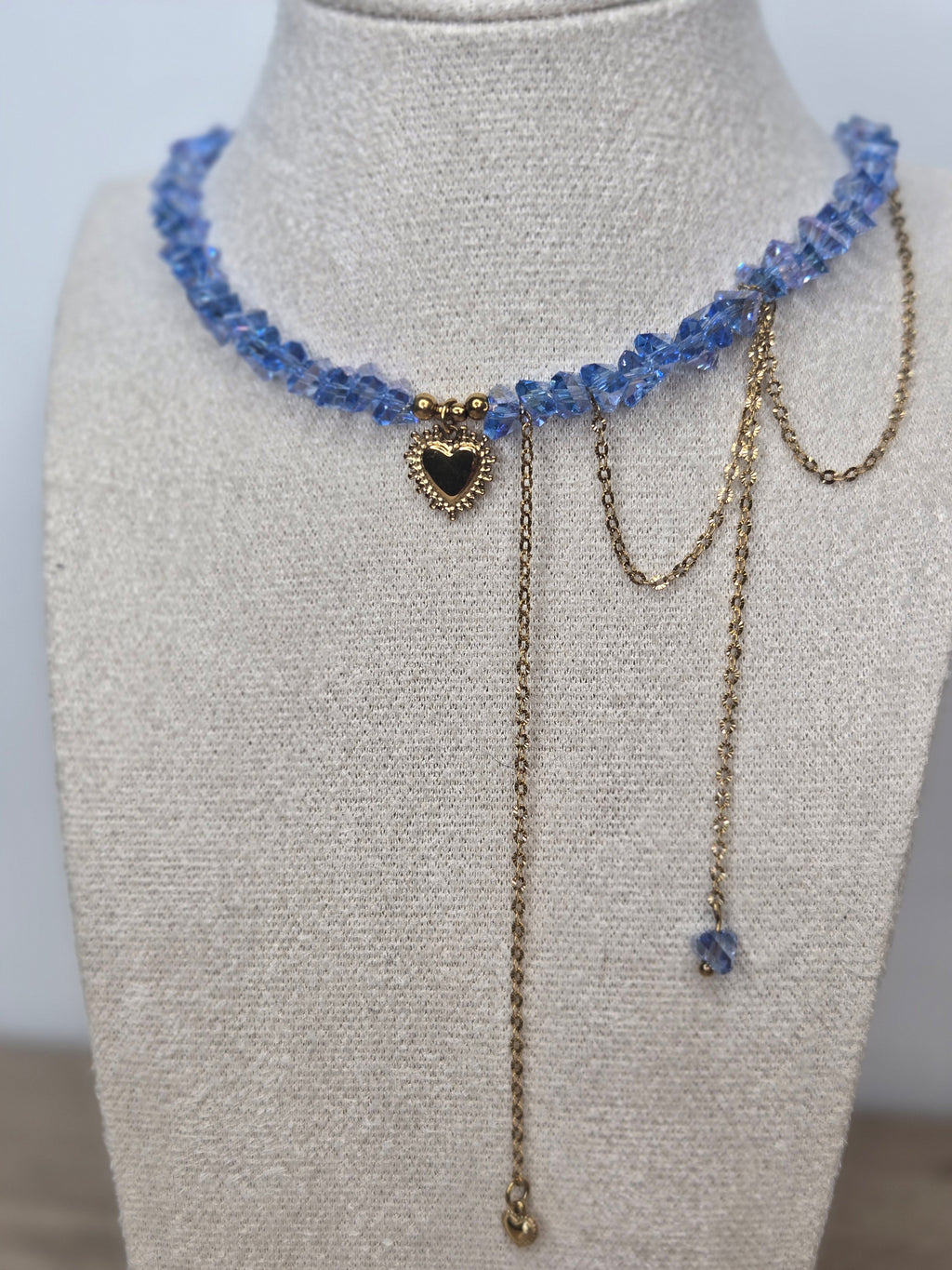 Collier AMARA – Cœur Doré & Cristal Bleu