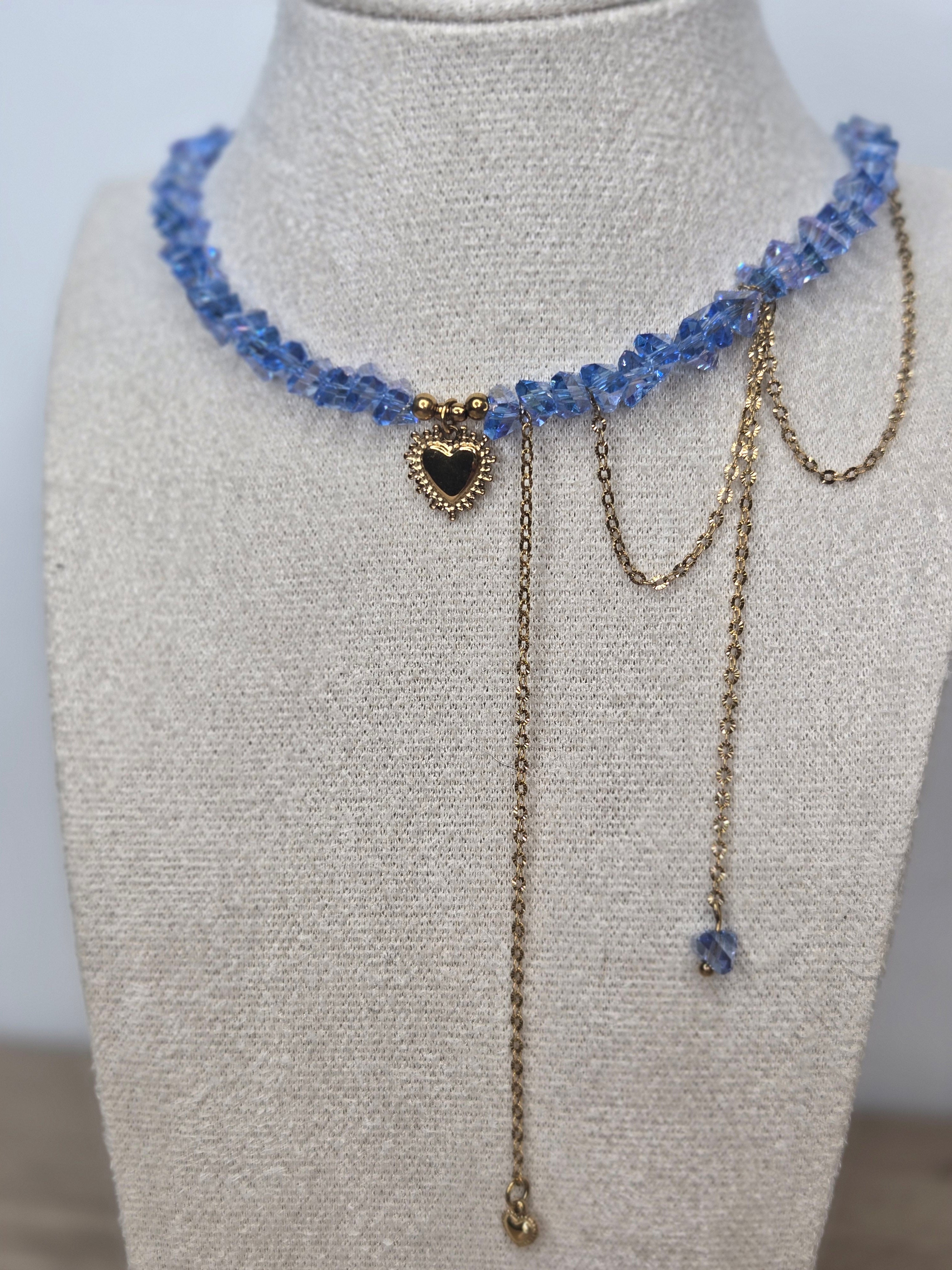Collier AMARA – Cœur Doré & Cristal Bleu | Bijou Fait Main
