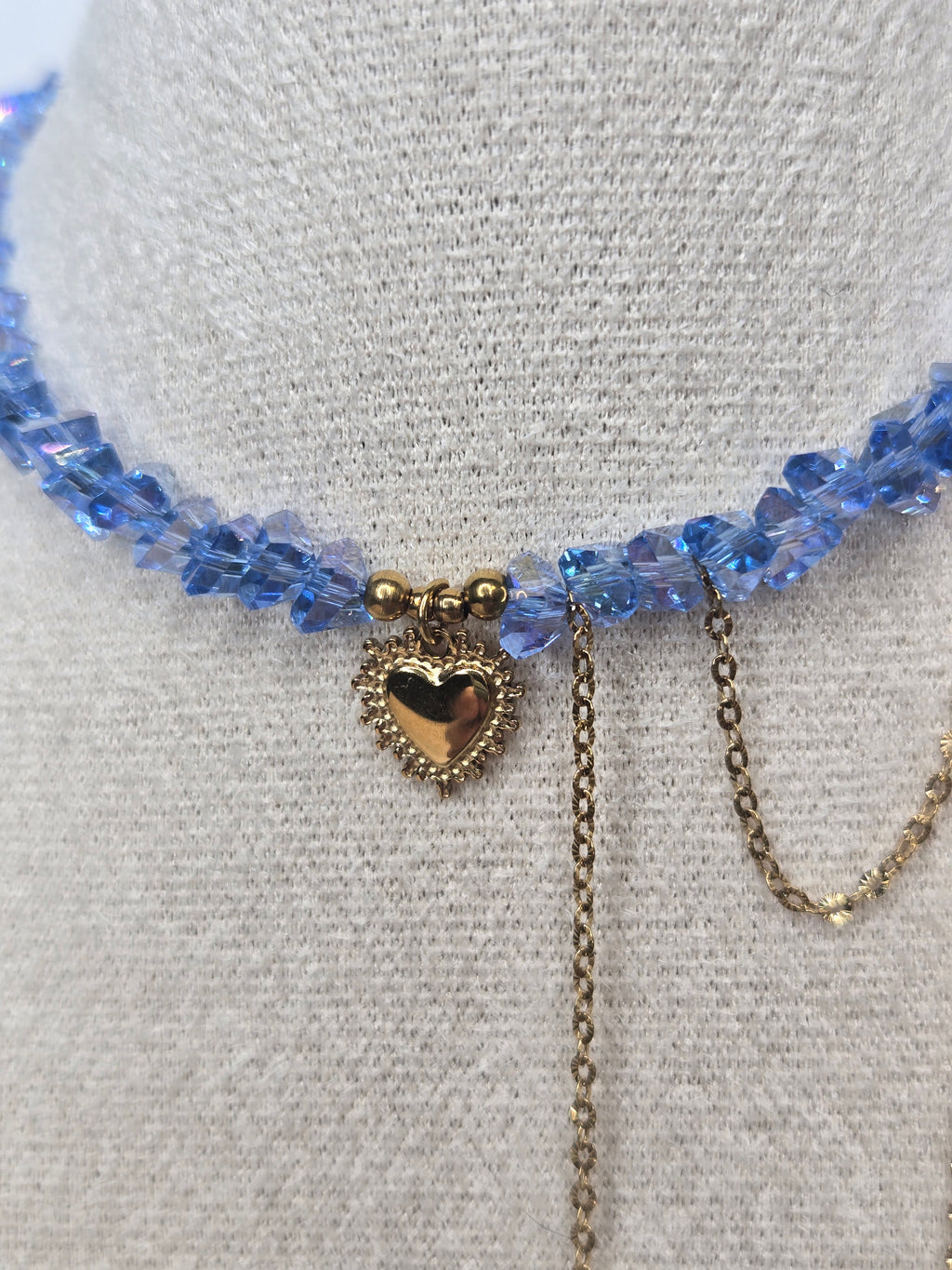 Collier AMARA – Cœur Doré & Cristal Bleu