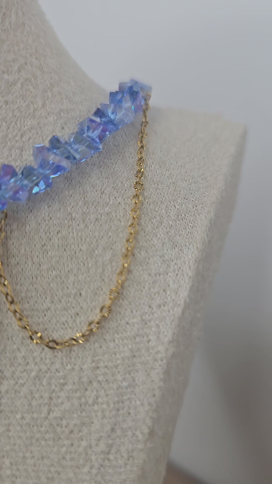 Collier AMARA – Cœur Doré & Cristal Bleu