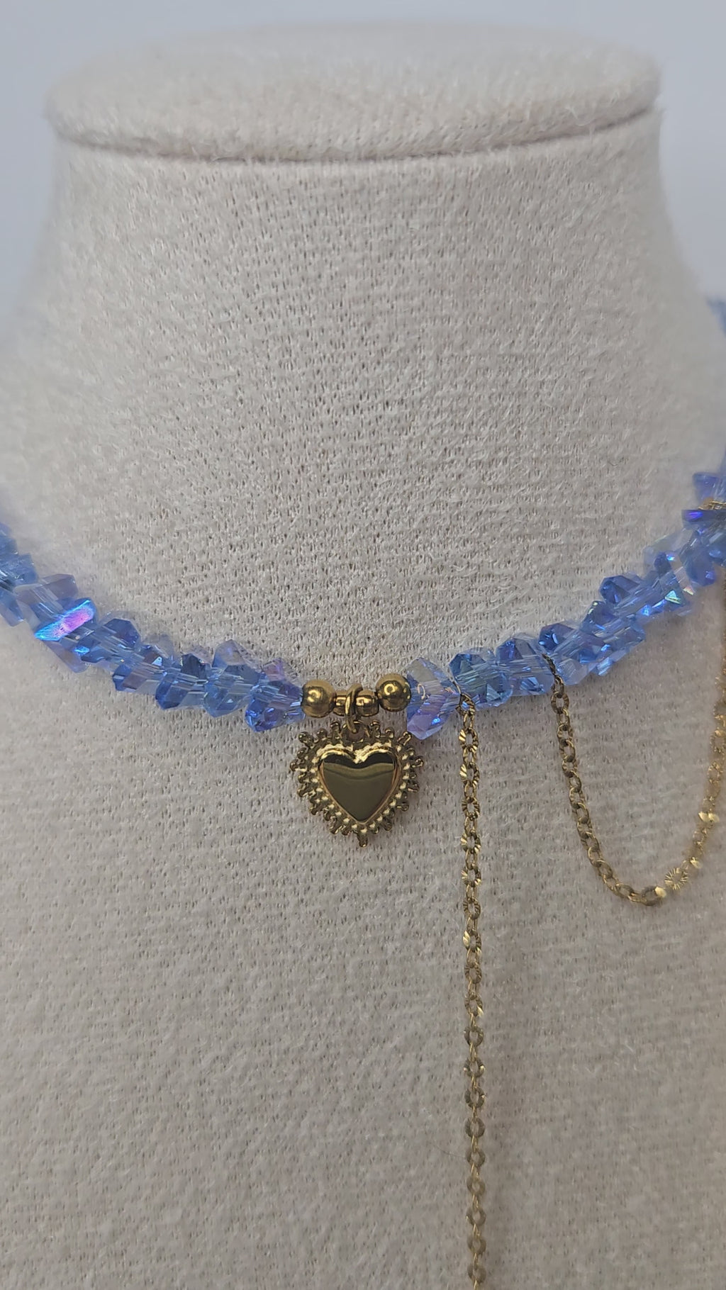 Collier AMARA – Cœur Doré & Cristal Bleu
