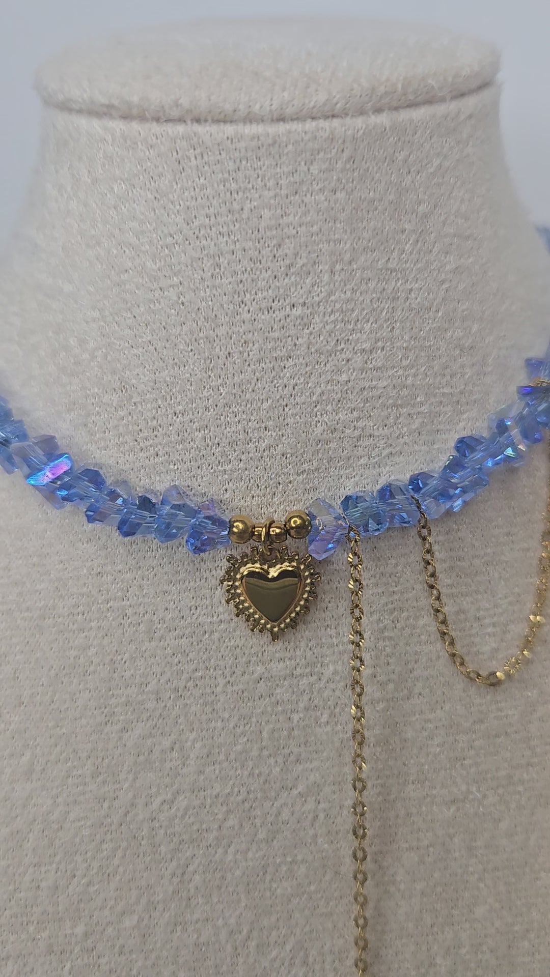 Collier AMARA – Cœur Doré & Cristal Bleu