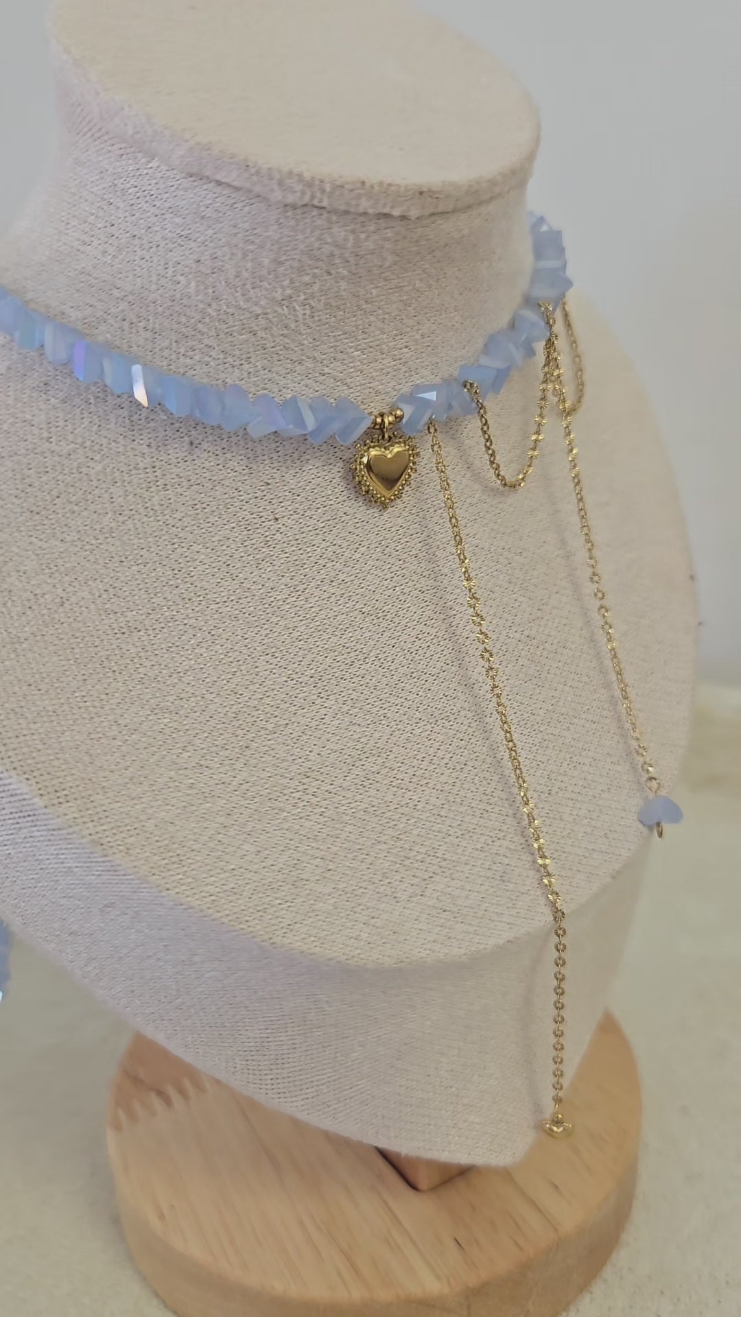 Collier AMARA – Cœur Doré & Cristal Bleu