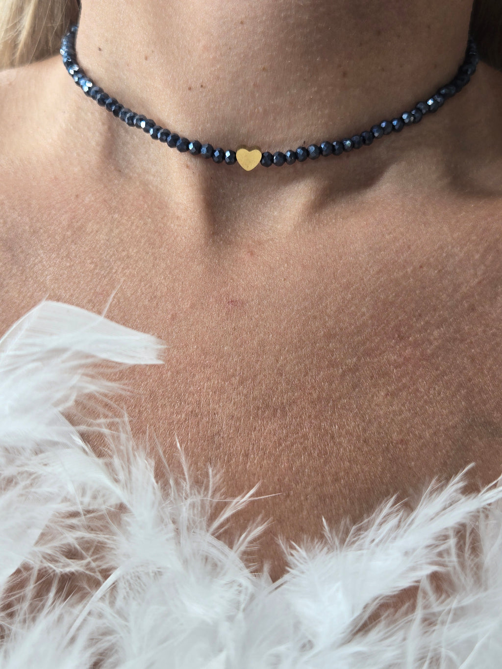 Collier Marra ras de cou – Perles bleues gris, cristal & cœur