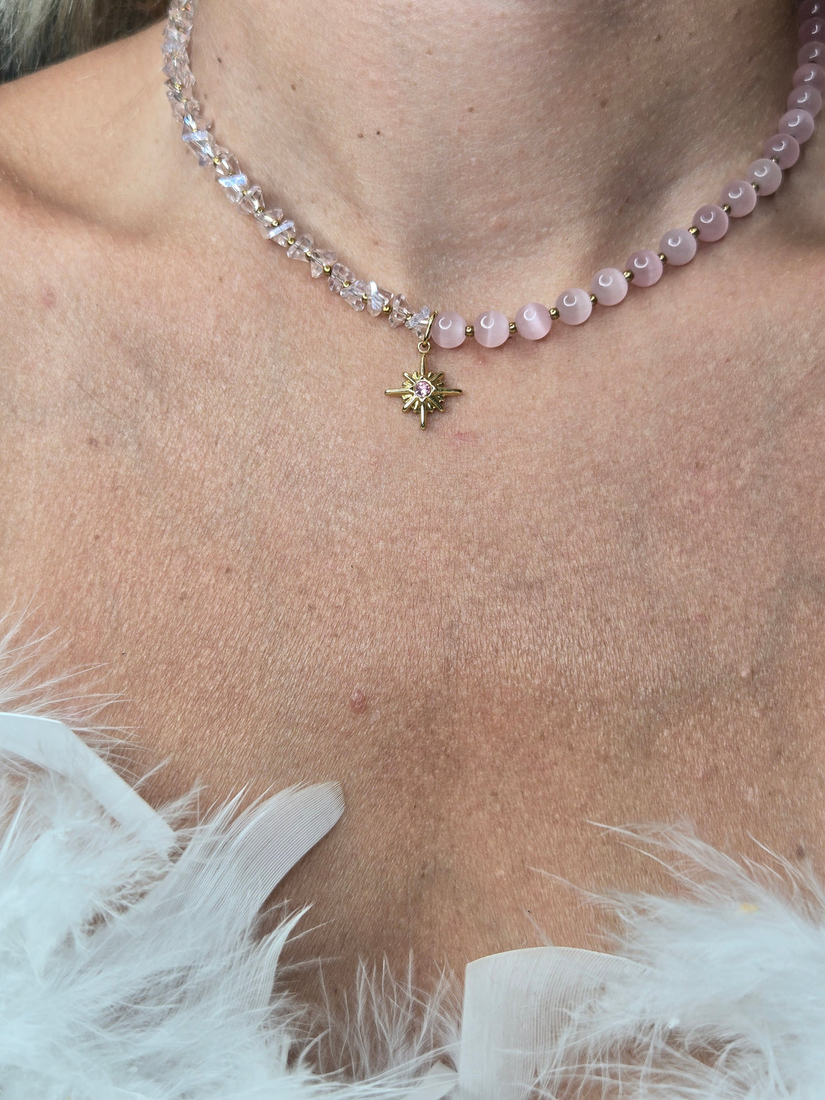 Collier rose – Perles en fibre de verre & œil de chat
