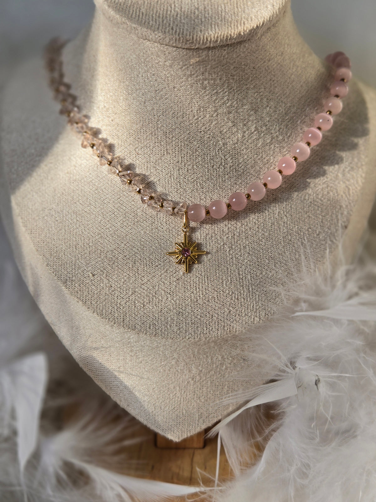 Collier rose – Perles en fibre de verre & œil de chat