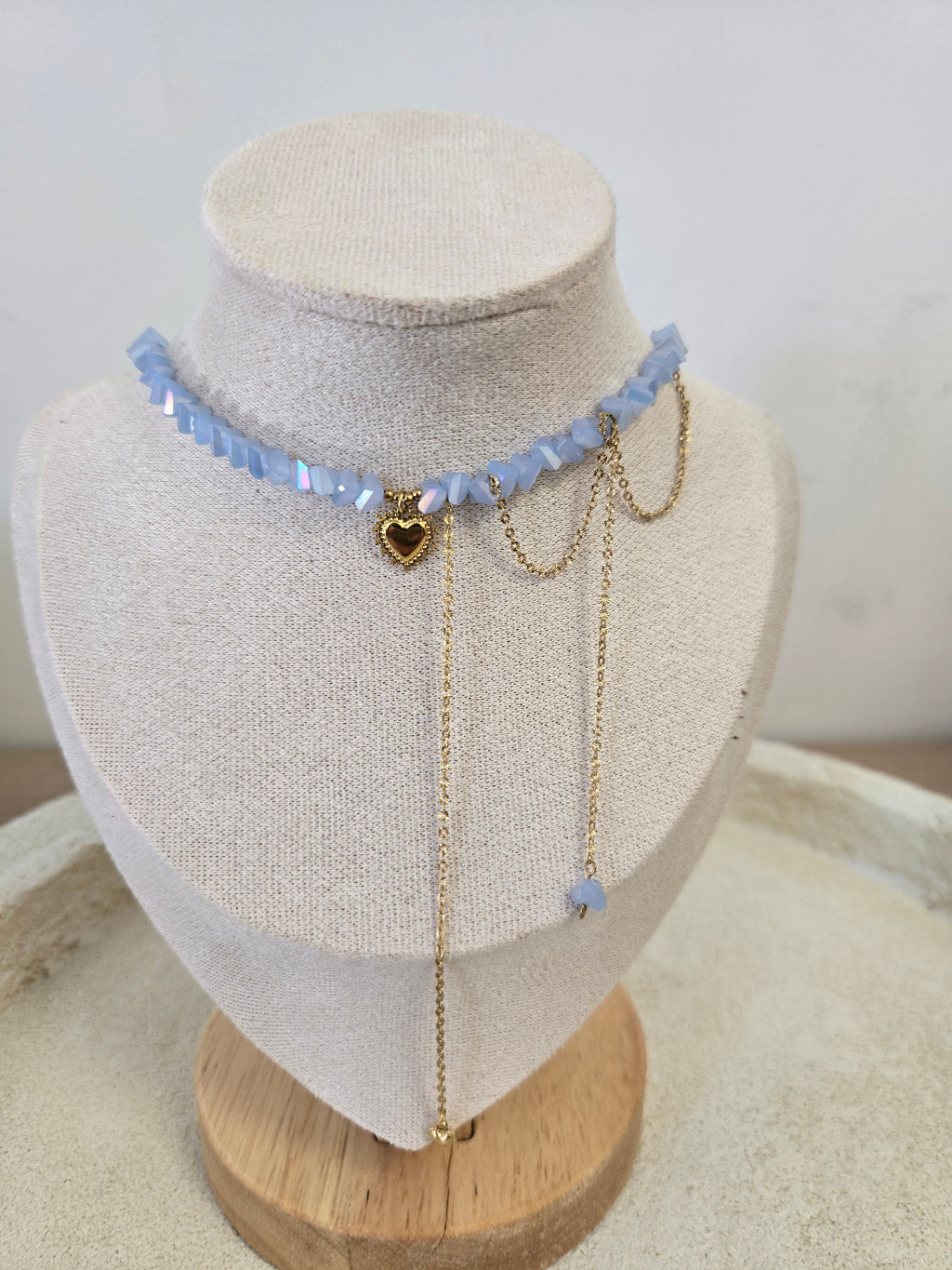 Collier AMARA – Cœur Doré & Cristal Bleu