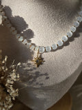 Collier blanc – Perles en fibre de verre & œil de chat