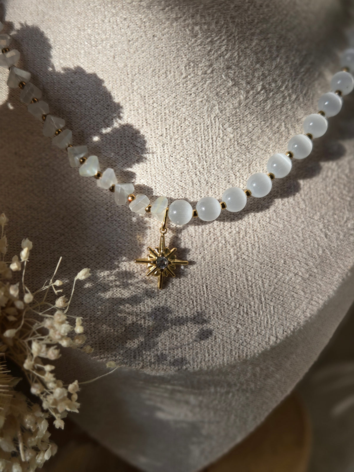 Collier blanc – Perles en fibre de verre & œil de chat