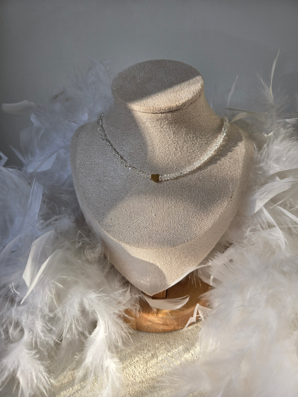 Collier Marra ras de cou – Perles blanche transparente, cristal & cœur