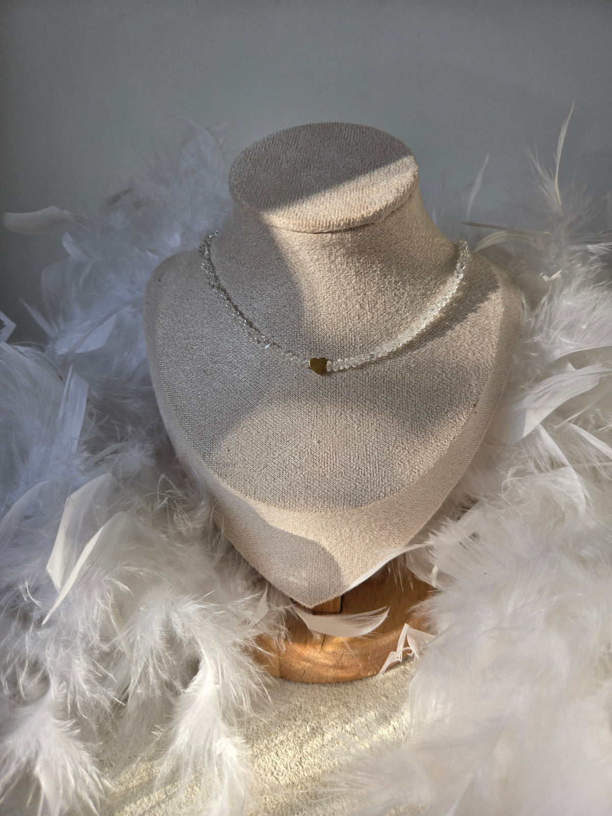 Collier Marra ras de cou – Perles blanche transparente, cristal & cœur