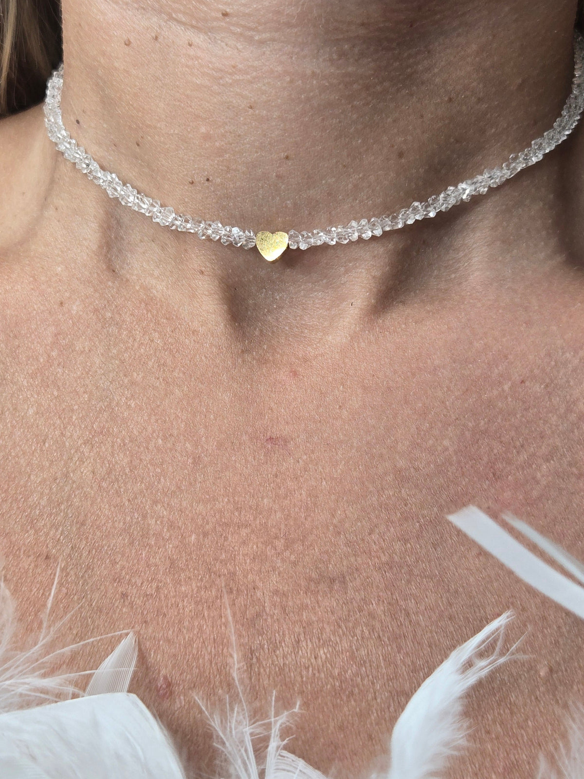 Collier Marra ras de cou – Perles blanche transparente, cristal & cœur