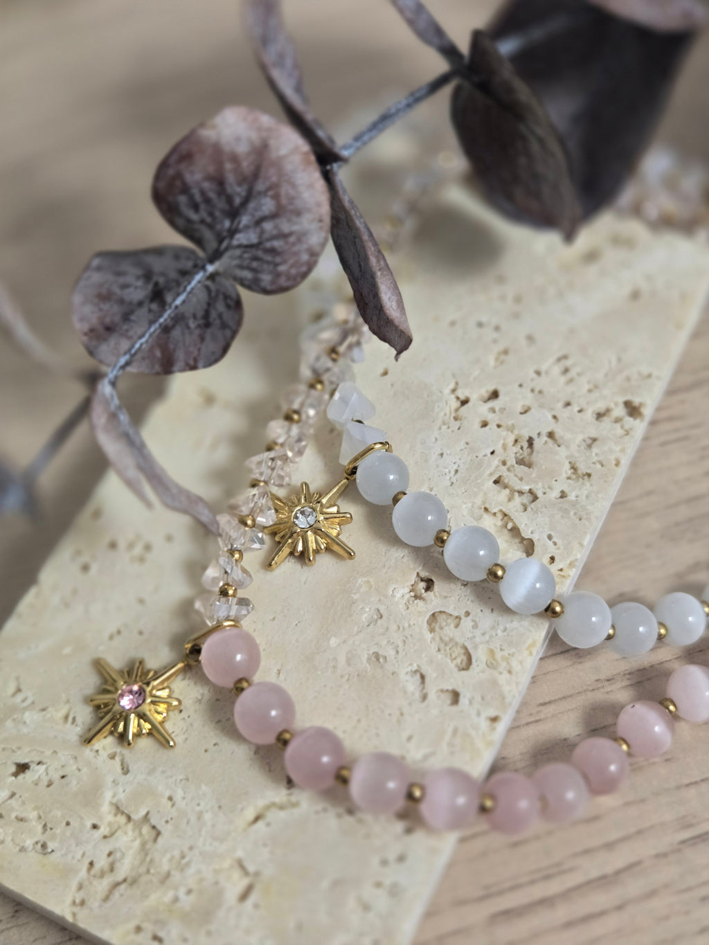 Collier rose – Perles en fibre de verre & œil de chat
