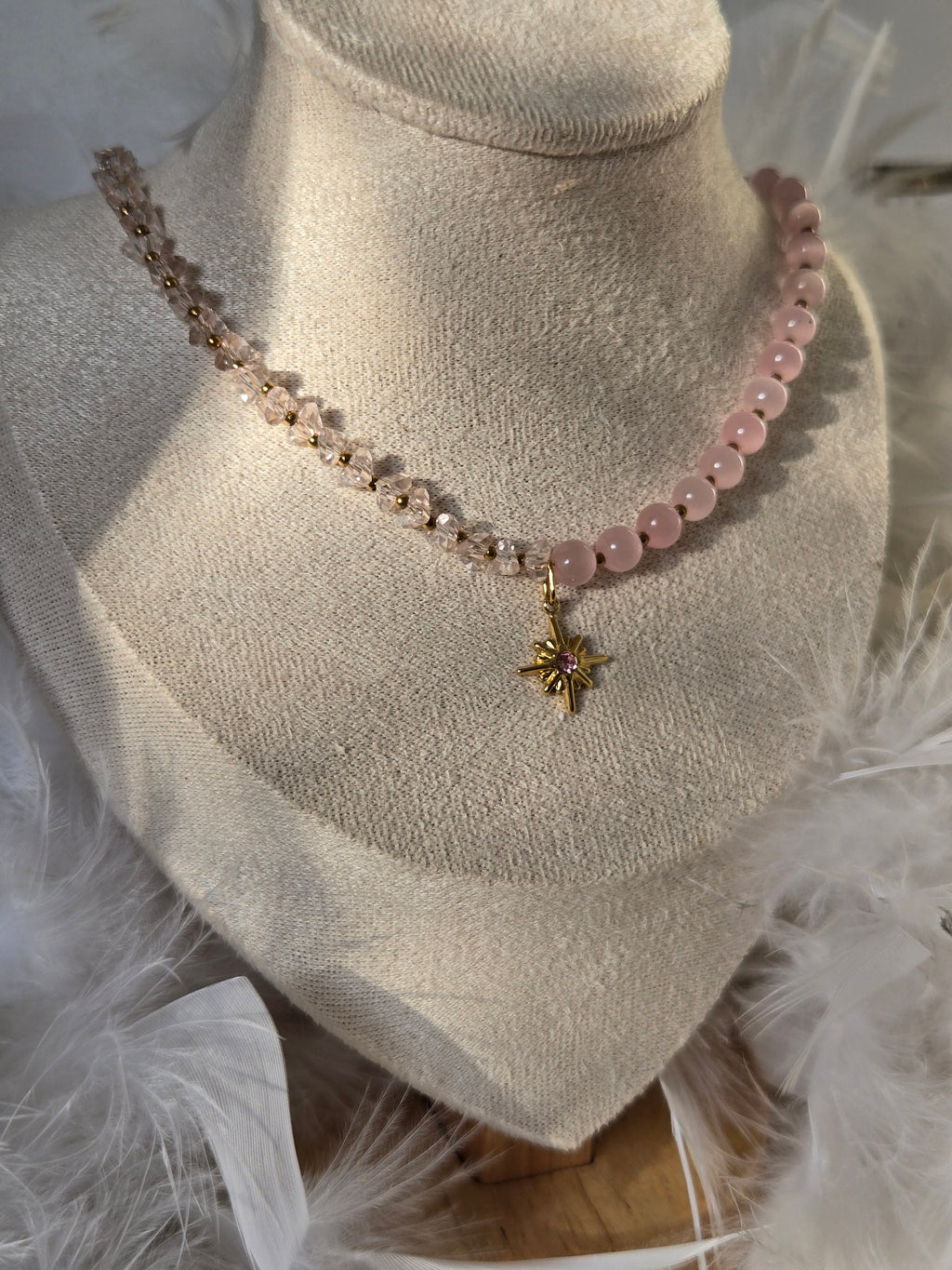 Collier rose – Perles en fibre de verre & œil de chat