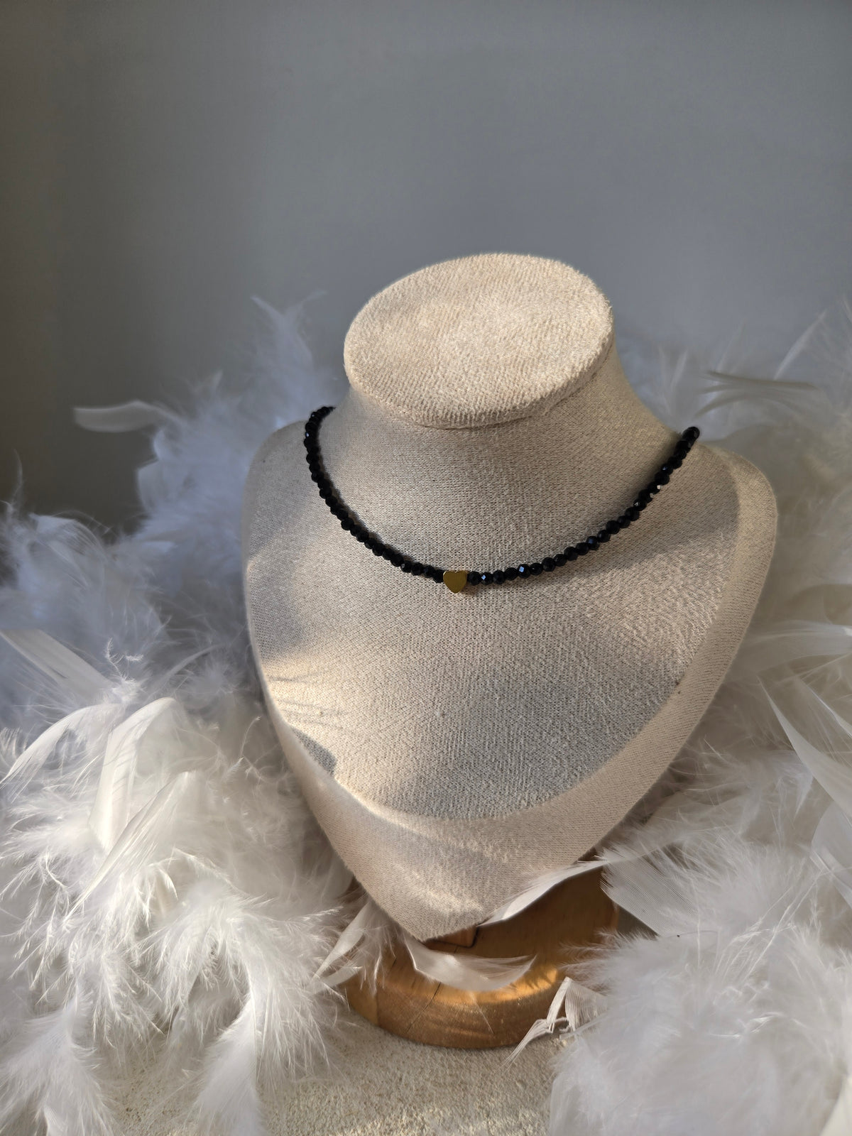 Collier Marra ras de cou – Perles noires, cristal & cœur
