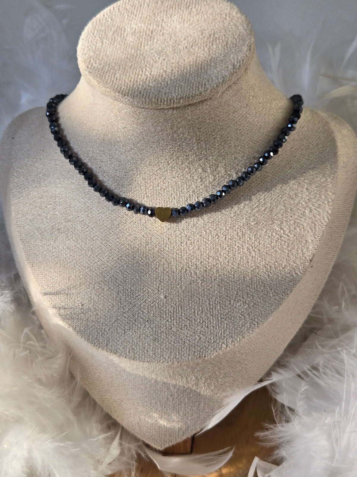 Collier Marra ras de cou – Perles bleues gris, cristal & cœur