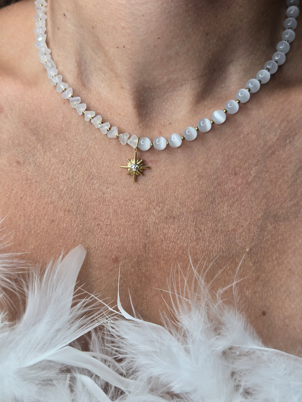 Collier blanc – Perles en fibre de verre & œil de chat