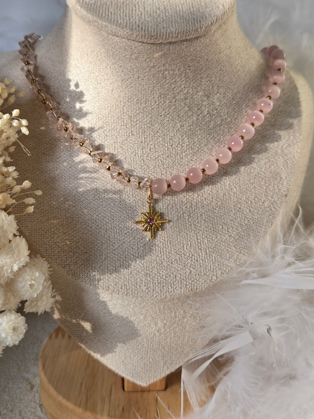 Collier rose – Perles en fibre de verre & œil de chat