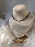 Collier Marra ras de cou – Perles bleues gris, cristal & cœur