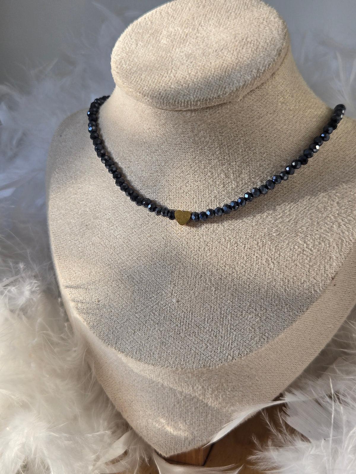 Collier Marra ras de cou – Perles bleues gris, cristal & cœur