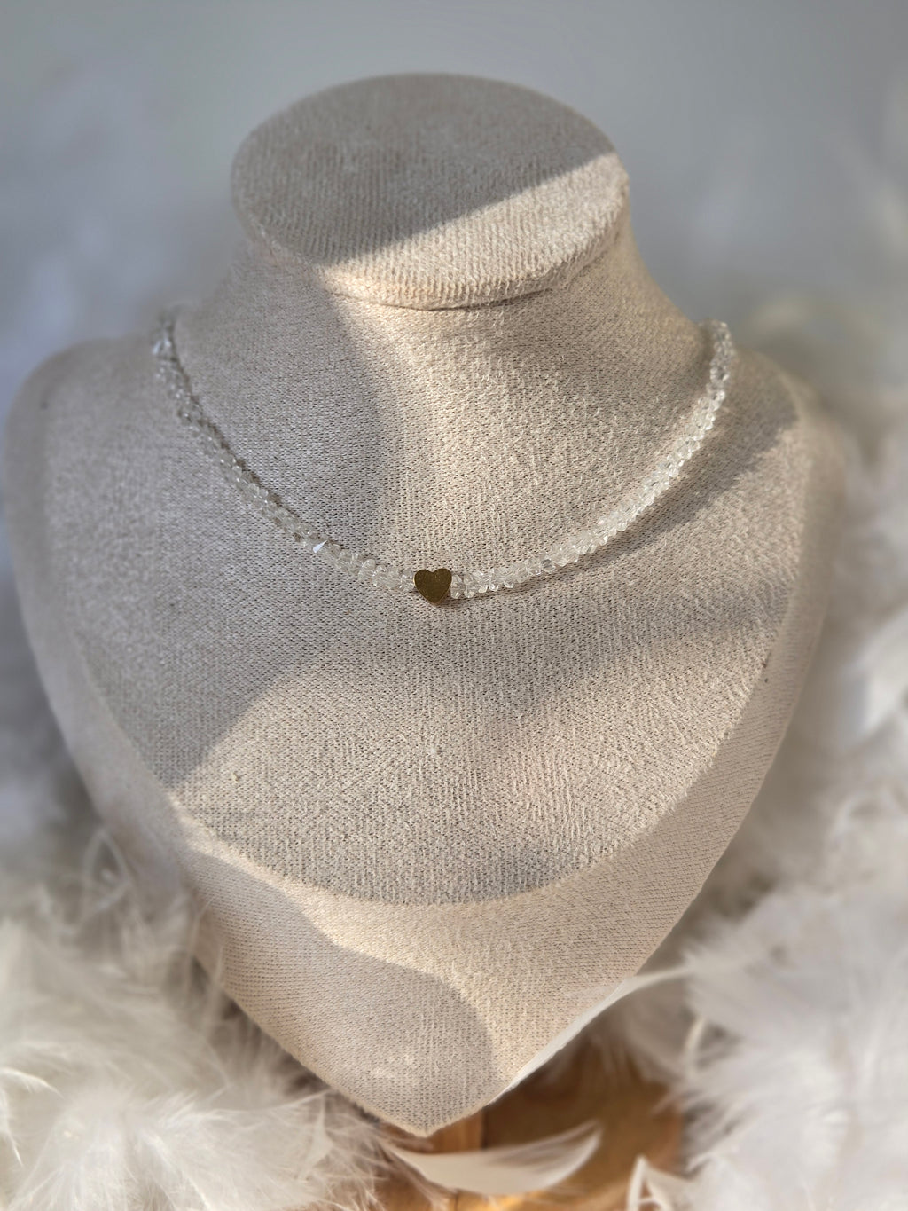 Collier Marra ras de cou – Perles blanche transparente, cristal & cœur