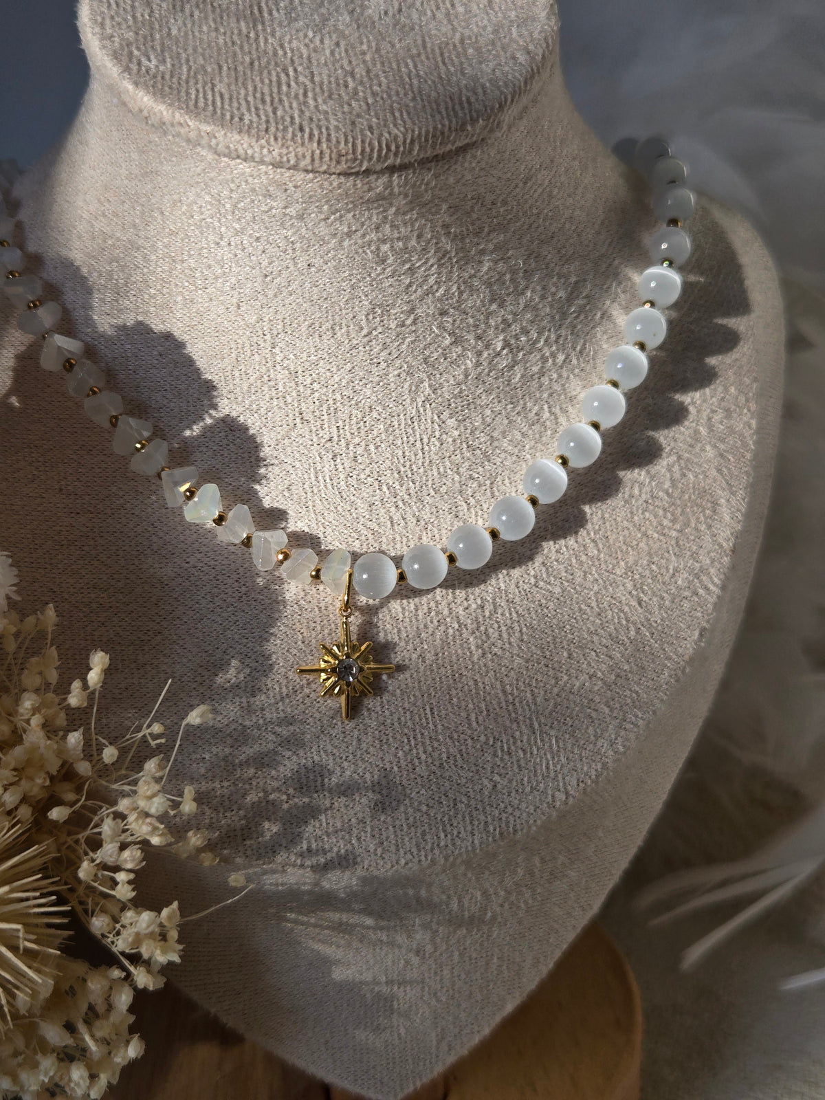 Collier blanc – Perles en fibre de verre & œil de chat