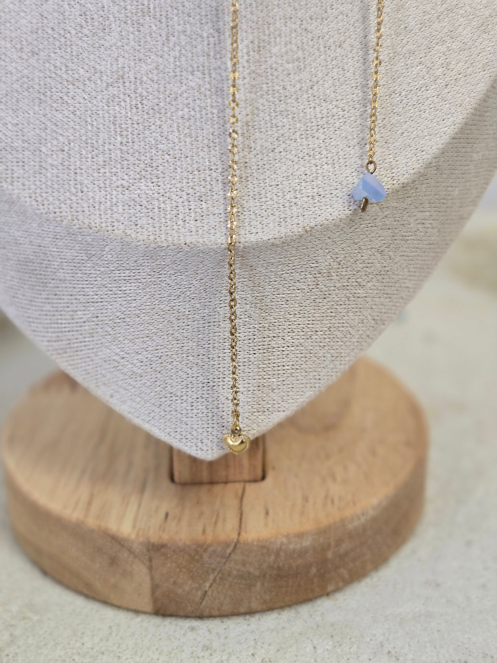 Collier AMARA – Cœur Doré & Cristal Bleu