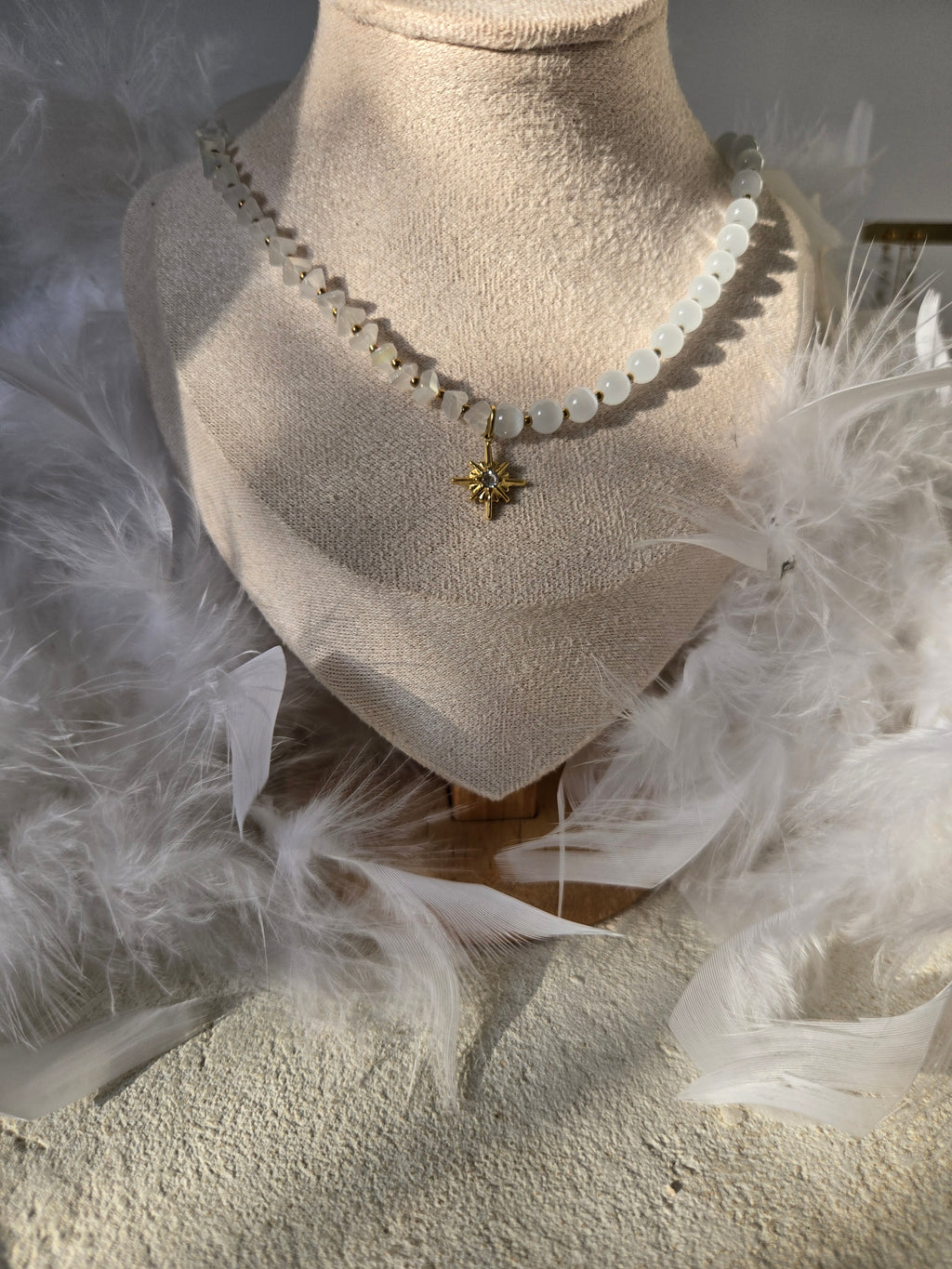 Collier blanc – Perles en fibre de verre & œil de chat