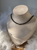 Collier Marra ras de cou – Perles noires, cristal & cœur