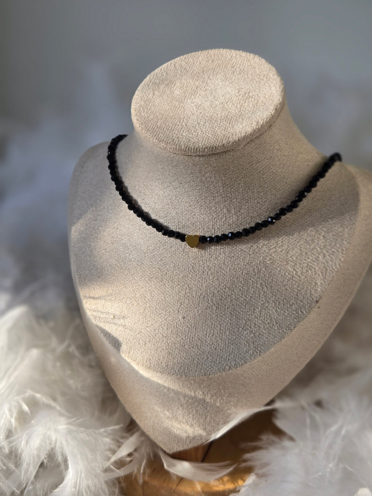 Collier Marra ras de cou – Perles noires, cristal & cœur