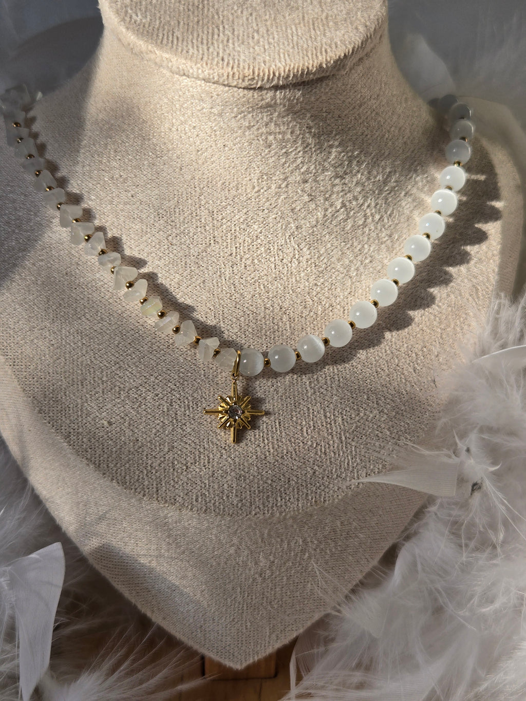 Collier blanc – Perles en fibre de verre & œil de chat