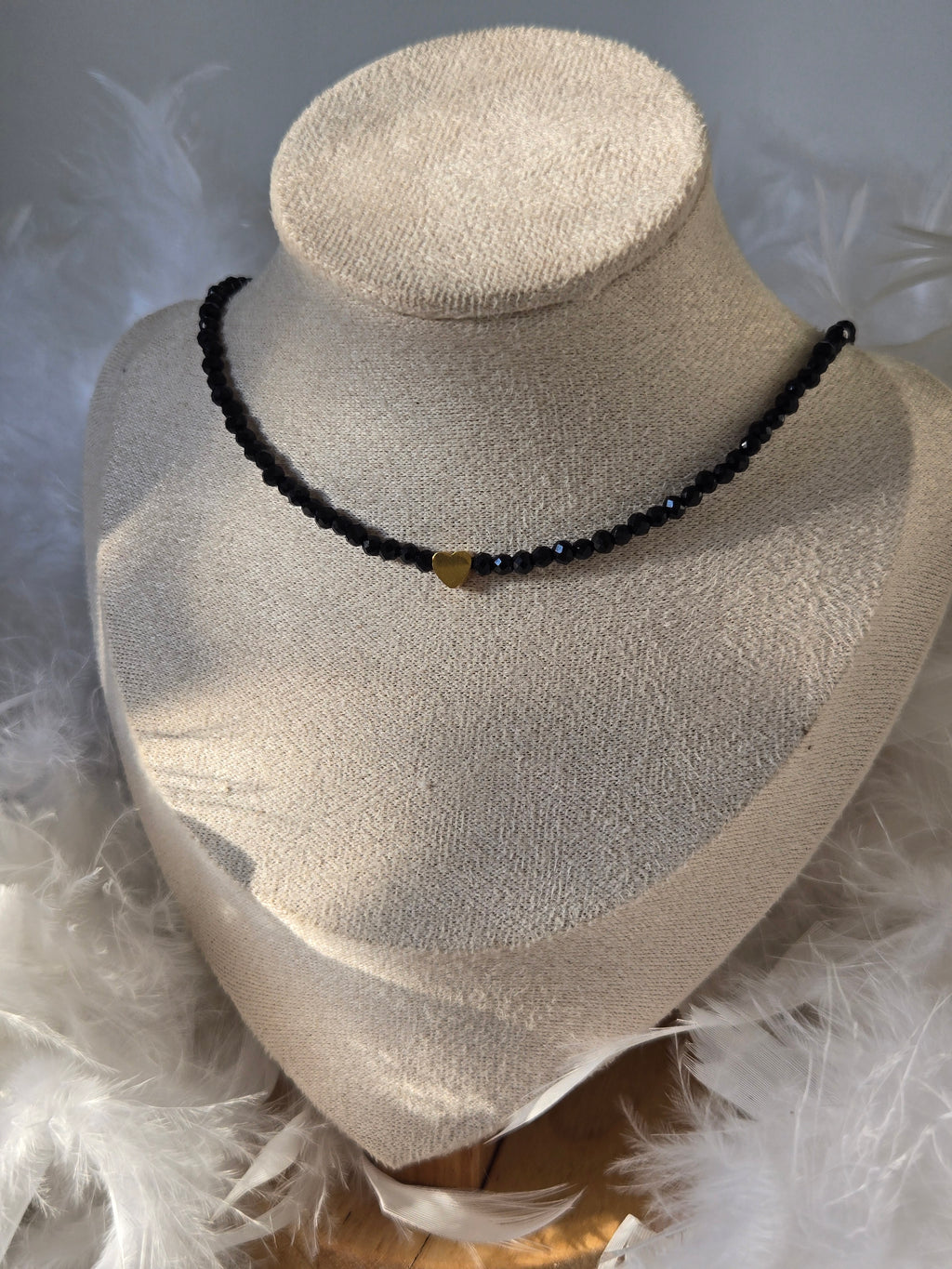 Collier Marra ras de cou – Perles noires, cristal & cœur