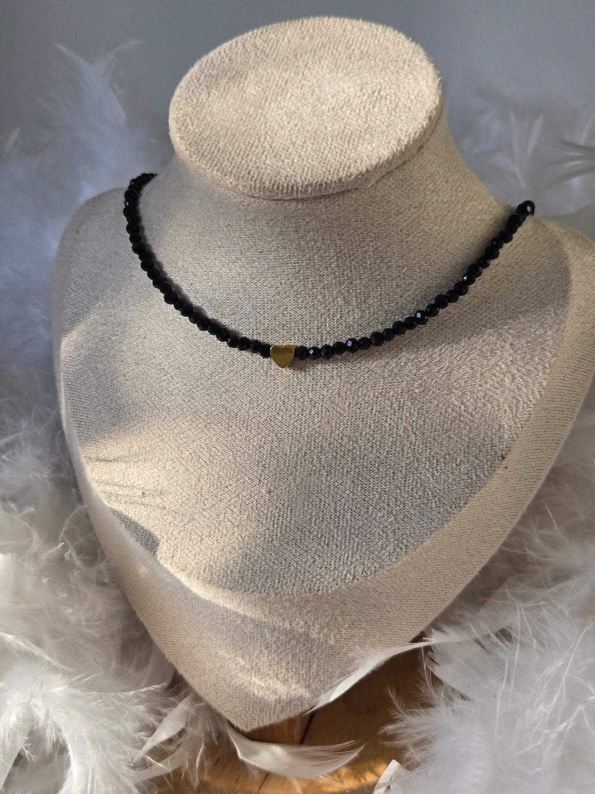 Collier Marra ras de cou – Perles noires, cristal & cœur